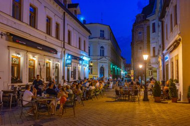 Kosice, Slovakya, 13 Temmuz 2024: Eski Slovakya 'nın Kosice kentindeki ticari caddenin gece görüşü.