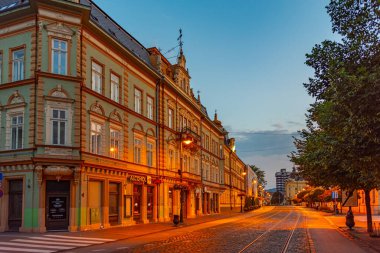 Kosice, Slovakya, 14 Temmuz 2024: Kosice, Slovakya 'daki Ana Meydan ve Ulusal Tiyatro' nun günbatımı
