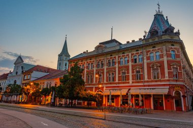 Kosice, Slovakya, 14 Temmuz 2024: Eski Slovakya 'nın Kosice kentindeki ana meydanın gün batımı manzarası.