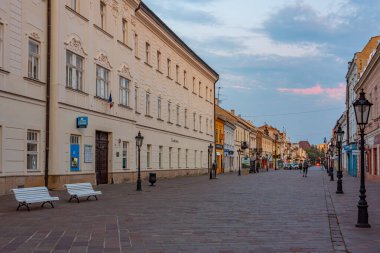 Kosice, Slovakya, 14 Temmuz 2024: Eski Slovakya 'nın Kosice kentinde bir ticari caddenin gündoğumu.