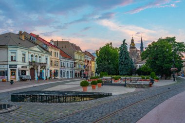 Kosice, Slovakya, 14 Temmuz 2024: Eski Slovakya 'nın Kosice kentindeki Özgürlük Meydanı' nın gündoğumu.