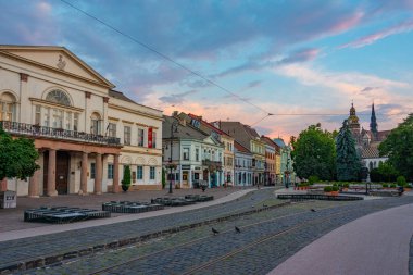 Kosice, Slovakya, 14 Temmuz 2024: Eski Slovakya 'nın Kosice kentindeki Özgürlük Meydanı' nın gündoğumu.