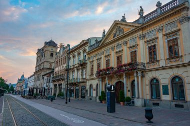Kosice, Slovakya, 14 Temmuz 2024: Eski Slovakya 'nın Kosice kentindeki ana meydanın gün batımı manzarası.