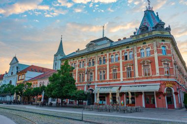 Kosice, Slovakya, 14 Temmuz 2024: Eski Slovakya 'nın Kosice kentindeki ana meydanın gün batımı manzarası.