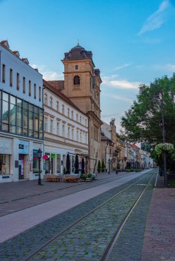 Kosice, Slovakya, 14 Temmuz 2024: Eski Slovakya 'nın Kosice kentindeki ana meydanın gün batımı manzarası.