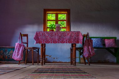 Bardejovske Kupele, Slovakya, 14 Temmuz 2024: Bardejov Saris Müzesi 'nde bir evin içi - Bardejovske Kupele, Slovakya. IMAGE