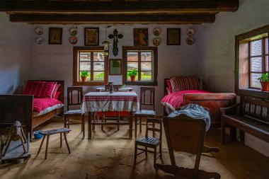 Bardejovske Kupele, Slovakya, 14 Temmuz 2024: Bardejov Saris Müzesi 'nde bir evin içi - Bardejovske Kupele, Slovakya. IMAGE