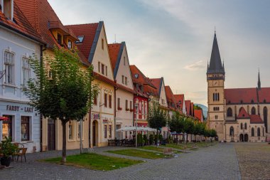 Bardejov, Slovakya, 14 Temmuz 2024: Bardejov, Slovakya 'daki ana meydanın gün batımı manzarası.