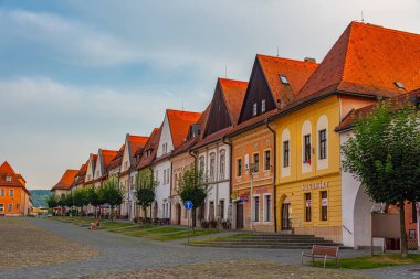Bardejov, Slovakya, 14 Temmuz 2024: Bardejov, Slovakya 'daki ana meydanda renkli evler.