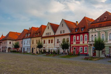 Bardejov, Slovakya, 14 Temmuz 2024: Bardejov, Slovakya 'daki ana meydanda renkli evler.