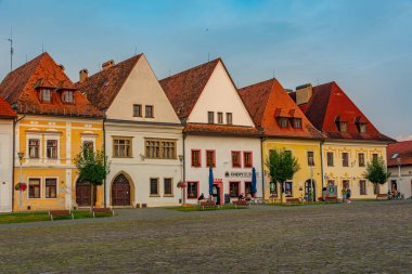 Bardejov, Slovakya, 14 Temmuz 2024: Bardejov, Slovakya 'daki ana meydanda renkli evler.