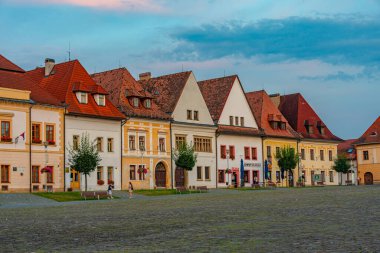 Bardejov, Slovakya, 14 Temmuz 2024: Bardejov, Slovakya 'daki ana meydanda renkli evler.