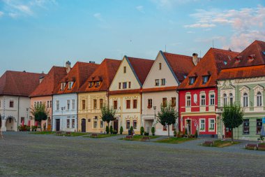 Bardejov, Slovakya, 15 Temmuz 2024: Bardejov, Slovakya 'daki ana meydanda renkli evler.