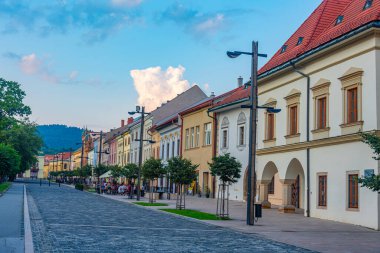 Levoca, Slovakya, 15 Temmuz 2024: Levoca, Slovakya 'daki ana meydanda renkli evler.