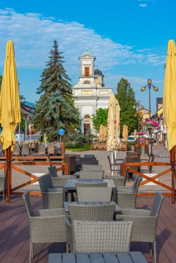 Poprad, Slovakya, 16 Temmuz 2024: Poprad, Slovakya 'daki Saint Egidius Meydanı' nda güneşli bir gün.