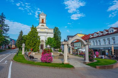 Poprad, Slovakya, 16 Temmuz 2024: Poprad, Slovakya 'daki Saint Egidius Meydanı' nda güneşli bir gün.