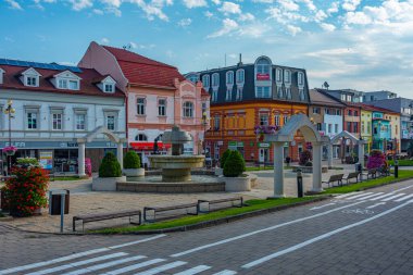 Poprad, Slovakya, 16 Temmuz 2024: Poprad, Slovakya 'daki Saint Egidius Meydanı' ndaki dükkanlar ve restoranlar.