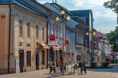 Poprad, Slovakya, 16 Temmuz 2024: Poprad, Slovakya 'daki Saint Egidius Meydanı' ndaki dükkanlar ve restoranlar.