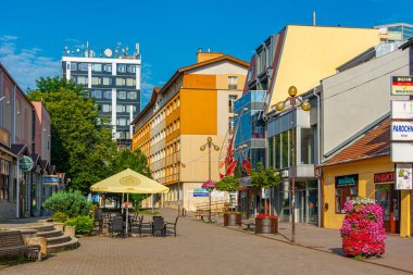 Poprad, Slovakya, 16 Temmuz 2024: Poprad, Slovakya 'daki Saint Egidius Meydanı' ndaki dükkanlar ve restoranlar.