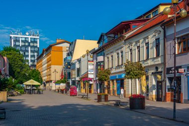 Poprad, Slovakya, 16 Temmuz 2024: Poprad, Slovakya 'daki Saint Egidius Meydanı' ndaki dükkanlar ve restoranlar.