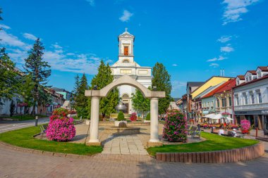 Poprad, Slovakya, 16 Temmuz 2024: Poprad, Slovakya 'daki Saint Egidius Meydanı' nda güneşli bir gün.