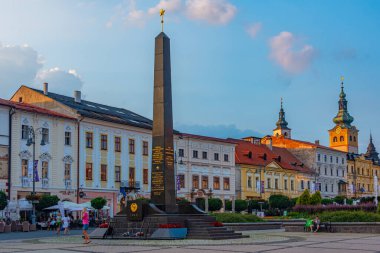 Banska Bystrica, Slovakya, 16 Temmuz 2024: Banska Bystrica, Slovakya 'daki Sovyet ve Romen askerlerinin anıtının günbatımı manzarası.