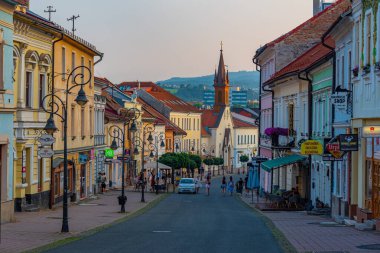 Banska Bystrica, Slovakya, 16 Temmuz 2024: Banska Bystrica, Slovakya 'da Dolna Caddesi' nin gün batımı manzarası.