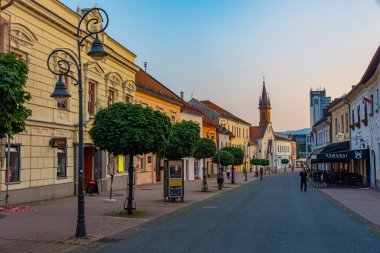 Banska Bystrica, Slovakya, 16 Temmuz 2024: Banska Bystrica, Slovakya 'da Dolna Caddesi' nin gün batımı manzarası.