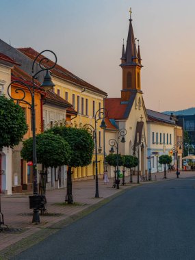 Banska Bystrica, Slovakya, 16 Temmuz 2024: Banska Bystrica, Slovakya 'da Dolna Caddesi' nin gün batımı manzarası.