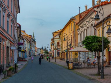 Banska Bystrica, Slovakya, 16 Temmuz 2024: Banska Bystrica, Slovakya 'da Dolna Caddesi' nin gün batımı manzarası.