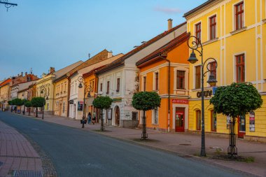 Banska Bystrica, Slovakya, 16 Temmuz 2024: Banska Bystrica, Slovakya 'da Dolna Caddesi' nin gün batımı manzarası.