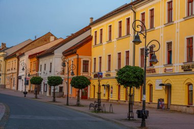 Banska Bystrica, Slovakya, 16 Temmuz 2024: Banska Bystrica, Slovakya 'da Dolna Caddesi' nin gün batımı manzarası.