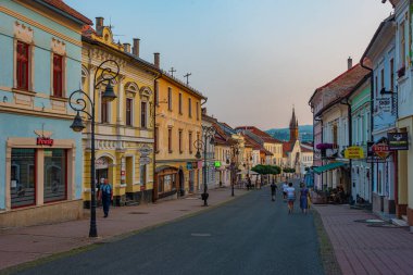 Banska Bystrica, Slovakya, 16 Temmuz 2024: Banska Bystrica, Slovakya 'da Dolna Caddesi' nin gün batımı manzarası.