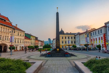 Banska Bystrica, Slovakya, 16 Temmuz 2024: Banska Bystrica, Slovakya 'daki Sovyet ve Romen askerlerinin anıtının günbatımı manzarası.