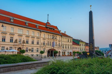 Banska Bystrica, Slovakya, 16 Temmuz 2024: Banska Bystrica, Slovakya 'daki Sovyet ve Romen askerlerinin anıtının günbatımı manzarası.