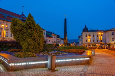 Banska Bystrica, Slovakya, 17 Temmuz 2024: Banska Bystrica, Slovakya 'daki Sovyet ve Romen askerlerinin anıtının gündoğumu manzarası.