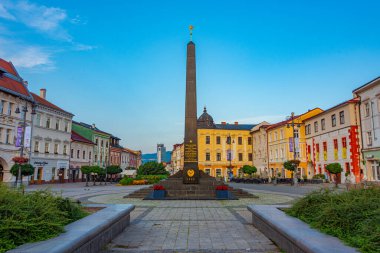 Banska Bystrica, Slovakya, 17 Temmuz 2024: Banska Bystrica, Slovakya 'daki Sovyet ve Romen askerlerinin anıtının gündoğumu manzarası.