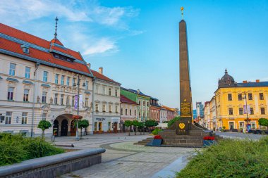 Banska Bystrica, Slovakya, 17 Temmuz 2024: Banska Bystrica, Slovakya 'daki Sovyet ve Romen askerlerinin anıtının gündoğumu manzarası.