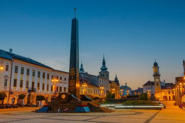 Banska Bystrica, Slovakya, 17 Temmuz 2024: Banska Bystrica, Slovakya 'daki Sovyet ve Romen askerlerinin anıtının gündoğumu manzarası.