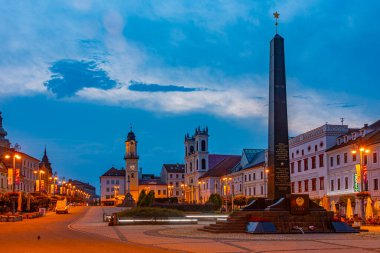 Banska Bystrica, Slovakya, 17 Temmuz 2024: Banska Bystrica, Slovakya 'daki Sovyet ve Romen askerlerinin anıtının gündoğumu manzarası.