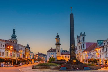 Banska Bystrica, Slovakya, 17 Temmuz 2024: Banska Bystrica, Slovakya 'daki Sovyet ve Romen askerlerinin anıtının gündoğumu manzarası.