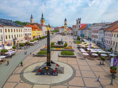 Banska Bystrica, Slovakya, 17 Temmuz 2024: Banska Bystrica, Slovakya 'daki Sovyet ve Romen askerlerinin anıtının panoraması.