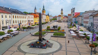 Banska Bystrica, Slovakya, 17 Temmuz 2024: Banska Bystrica, Slovakya 'daki Sovyet ve Romen askerlerinin anıtının panoraması.
