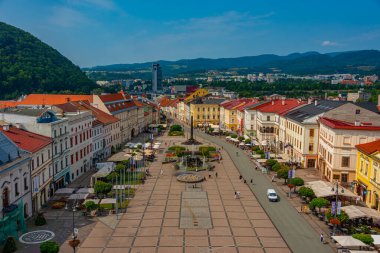 Banska Bystrica, Slovakya, 17 Temmuz 2024: Slovak Ulusal Ayaklanma meydanının saat kulesinden görünüşü.
