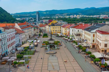 Banska Bystrica, Slovakya, 17 Temmuz 2024: Slovak Ulusal Ayaklanma meydanının saat kulesinden görünüşü.