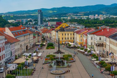 Banska Bystrica, Slovakya, 17 Temmuz 2024: Slovak Ulusal Ayaklanma meydanının saat kulesinden görünüşü.