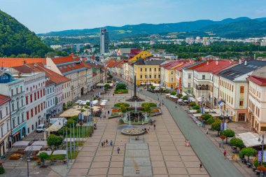 Banska Bystrica, Slovakya, 17 Temmuz 2024: Slovak Ulusal Ayaklanma meydanının saat kulesinden görünüşü.
