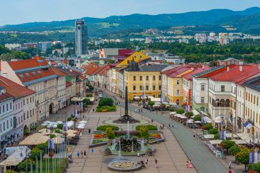 Banska Bystrica, Slovakya, 17 Temmuz 2024: Slovak Ulusal Ayaklanma meydanının saat kulesinden görünüşü.