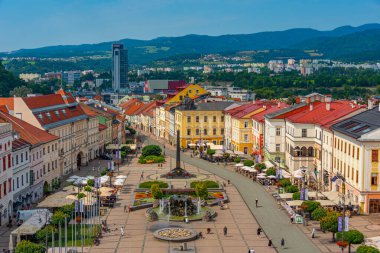 Banska Bystrica, Slovakya, 17 Temmuz 2024: Slovak Ulusal Ayaklanma meydanının saat kulesinden görünüşü.