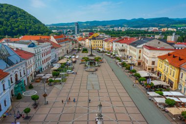 Banska Bystrica, Slovakya, 17 Temmuz 2024: Slovak Ulusal Ayaklanma meydanının saat kulesinden görünüşü.